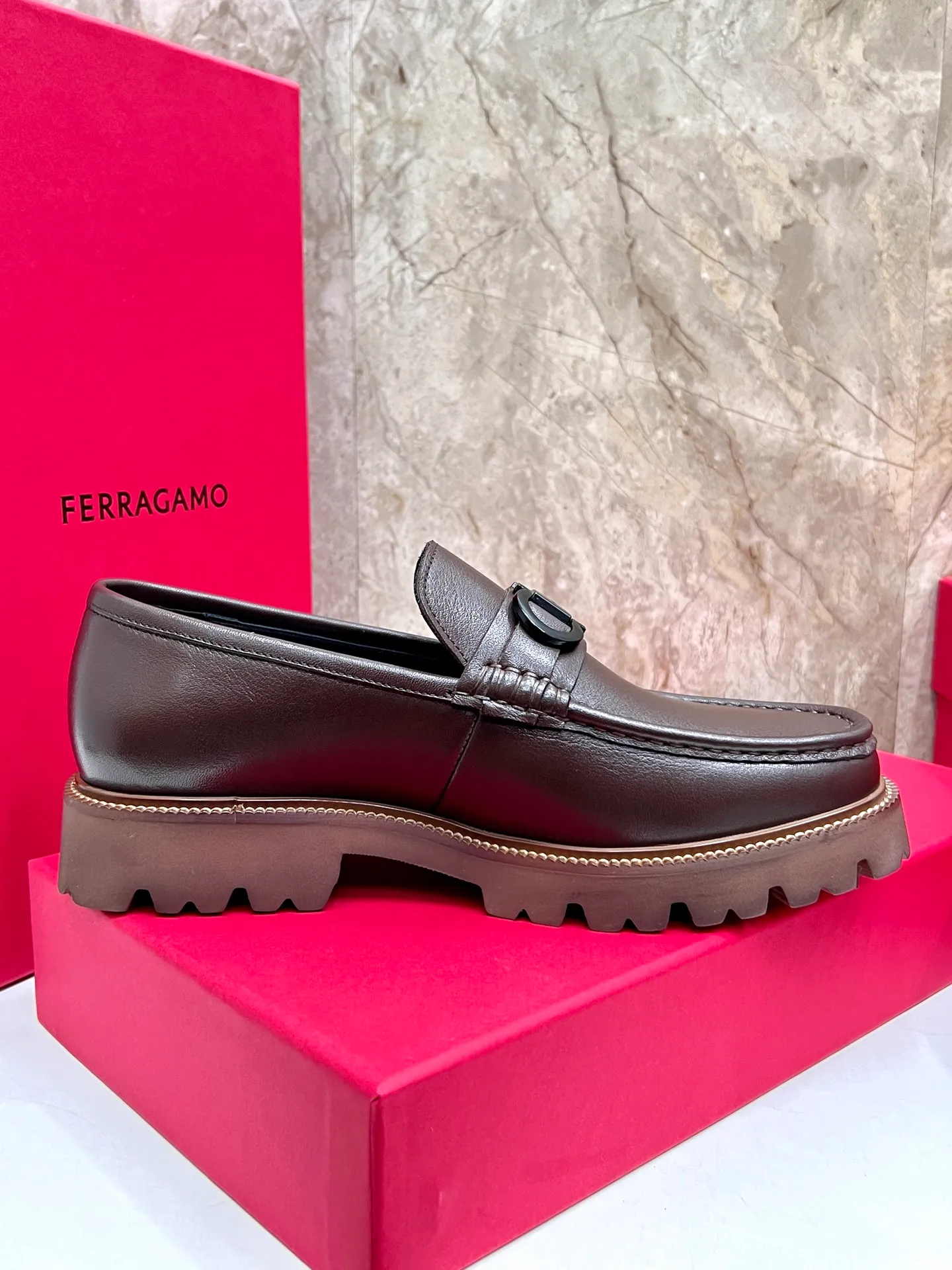 Original quality P580 Brand: Ferragamo Standard size: Men's size 38/44 (45.46 can be customized) Grade: Same style as the official website High-quality men's shoes Material: Customized first-layer calfskin with water-dyed cowhide lining Cowhide tiptoe Original non-slip and wear-resistant rubber outsole Style category: Men's formal business leather shoes are young and fashionable European and American trends British style Casual matching and comfortable feet Color: actual picture